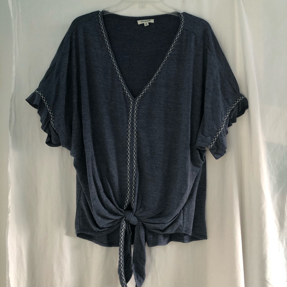 Tshirt with a tie in the front